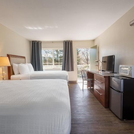Riverfront Inn Роузберг Экстерьер фото