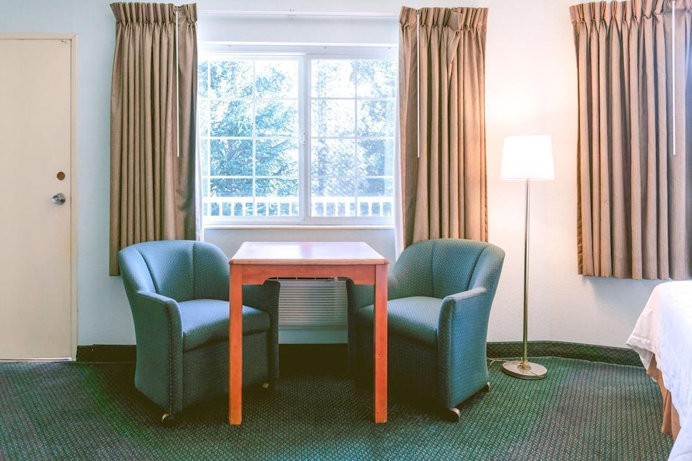 Riverfront Inn Роузберг Экстерьер фото
