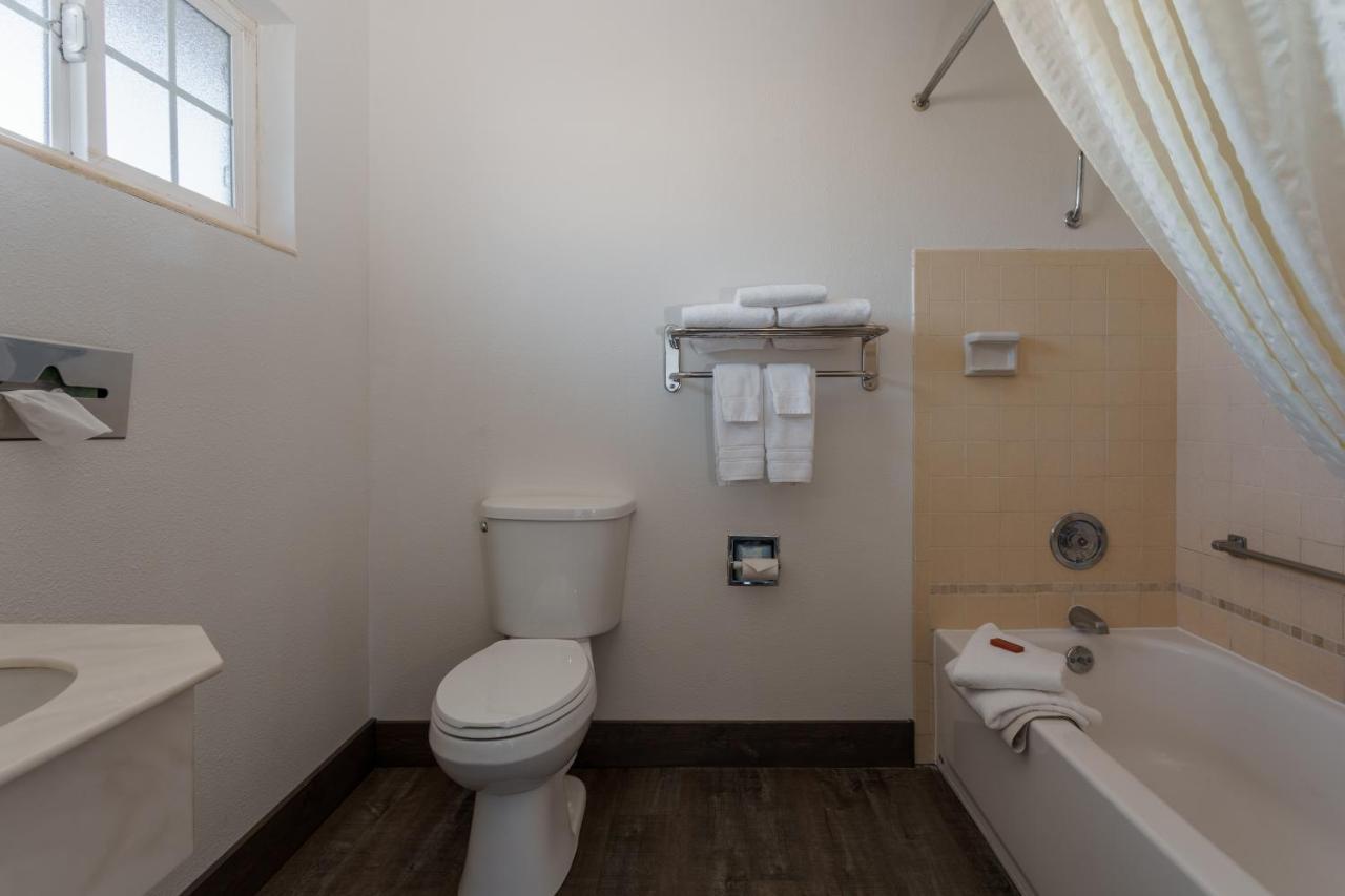 Riverfront Inn Роузберг Экстерьер фото