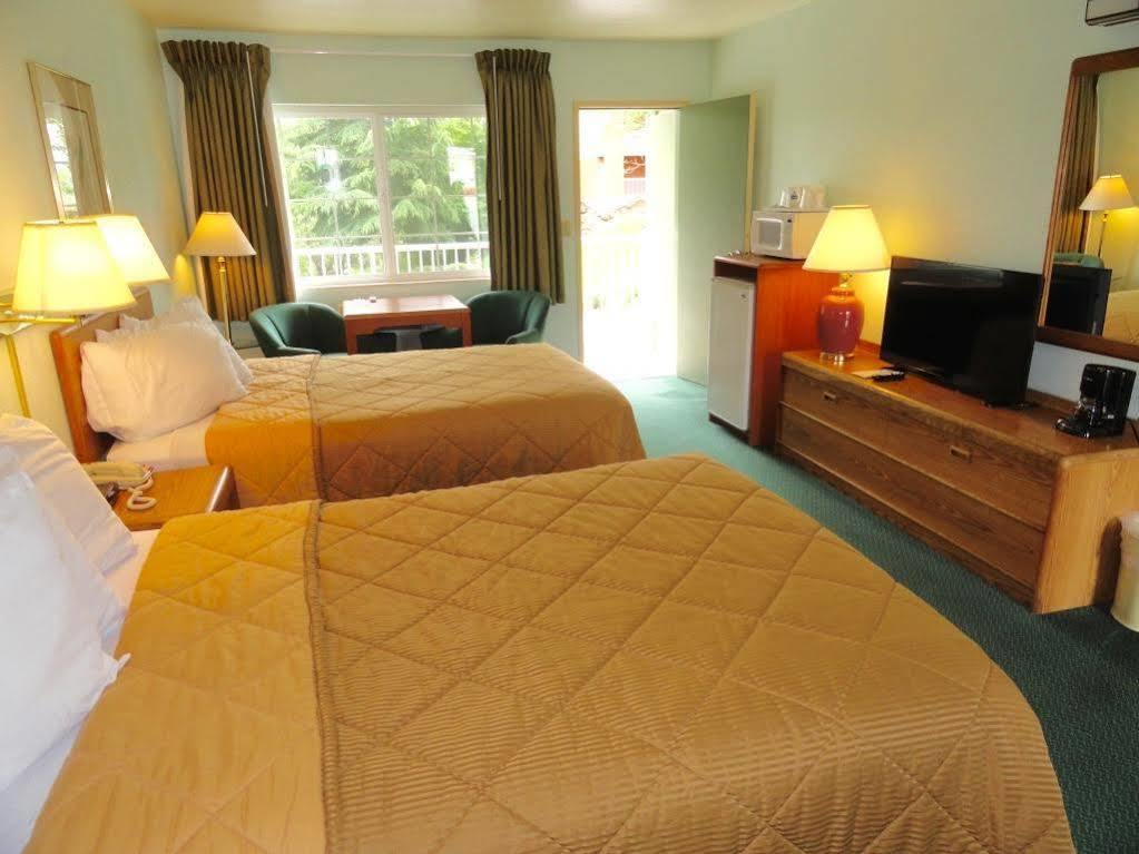 Riverfront Inn Роузберг Экстерьер фото