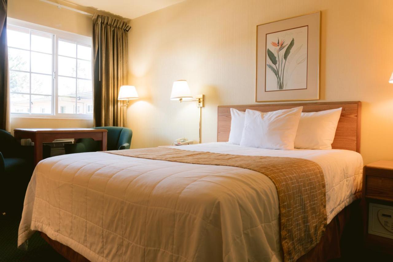 Riverfront Inn Роузберг Экстерьер фото