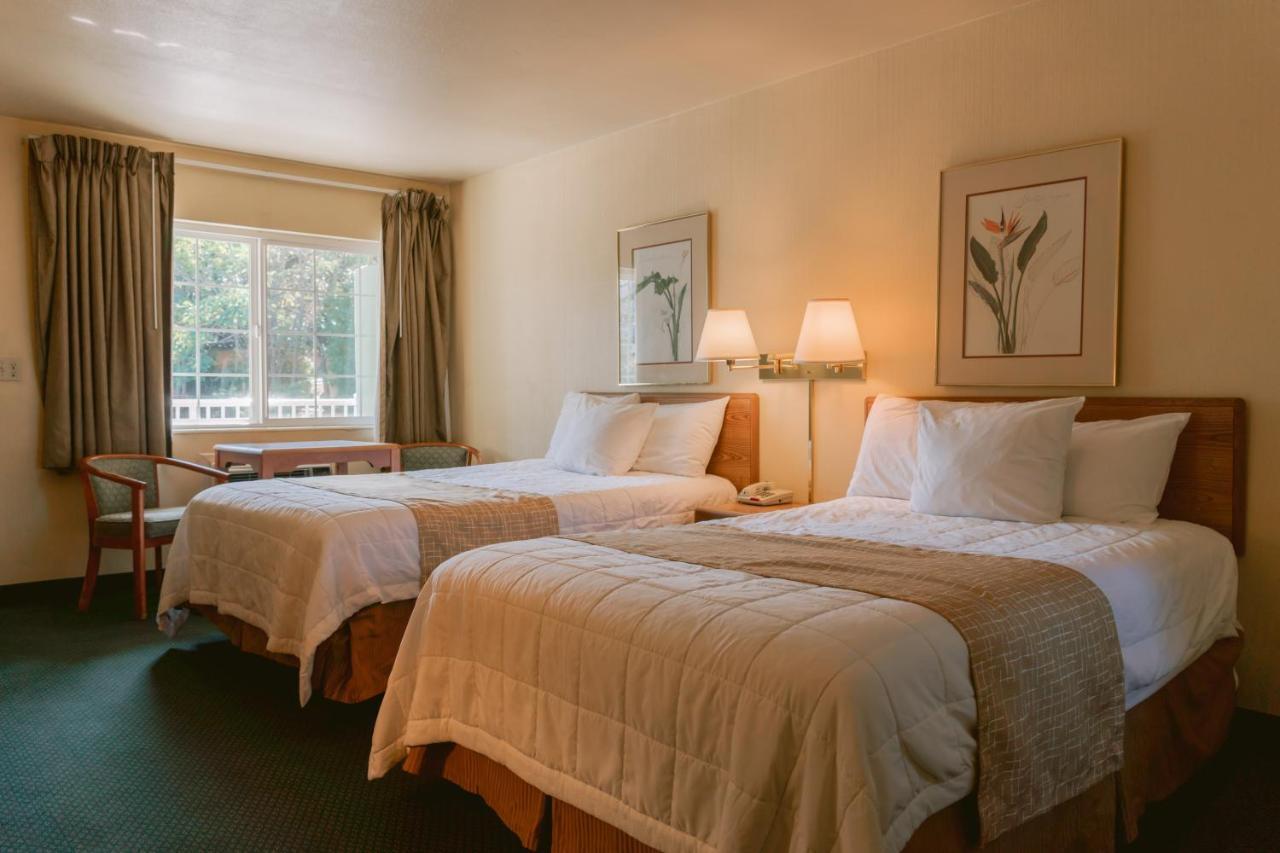 Riverfront Inn Роузберг Экстерьер фото